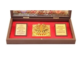 GoldGiftIdeas 24K Gold Plated NavDurga Photo Frame with Charan Paduka, Durga Maa Wooden Momento Gift (Devi Mantra), Return Gift for Pooja, Religious Frame for Worship