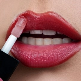 RENEE See Me Shine Lip Gloss - It\'s Bloody Red l Long Lasting, Moisturizing Impact l Nourished Finish l Ultra Glossy Feel l Non-Sticky, Hydrating Formula l Infused with Jojoba Oil & Vitamin E l 2.5 ml