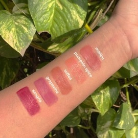 Ruby\'s Organics Lip Oil Gloss for Women and Girls, All Skin Tones- Moisturizing, Long Lasting, Non Sticky and Non Drying Formula, Glossy Texture, Natural Lip Makeup, Paraben Free - Malibu, 6.5ml