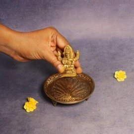 Putrika Traditional Brass Mukali |Stool|Peeta|Pooja Stand for murti| Mukkali Trumpet | Chowki Pooja for God Idols(9Cm*2.5Cm) Weight :119 (Gj) Pin Tray Mukali - Yellow